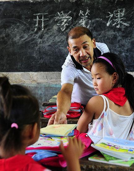 揭鄉(xiāng)村學(xué)校教師流失現(xiàn)狀:炊事員代班語文課