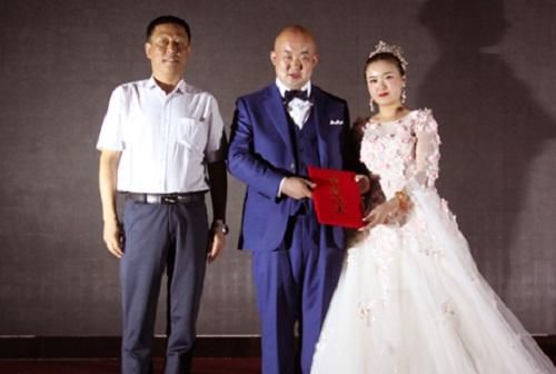 煙臺(tái)市希望辦主任谷勤海為新人頒發(fā)證書(shū)